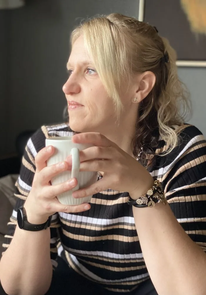 Majbrit kigger ud af vinduet